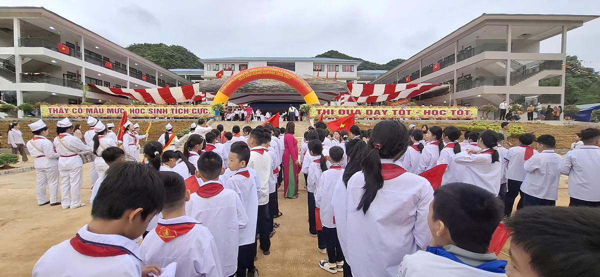 Tại điểm trường phổ thông nội trú liên cấp Tiểu học và THCS Hạ Lang, đông đảo học sinh, phụ huynh cùng dự lễ khai giảng.