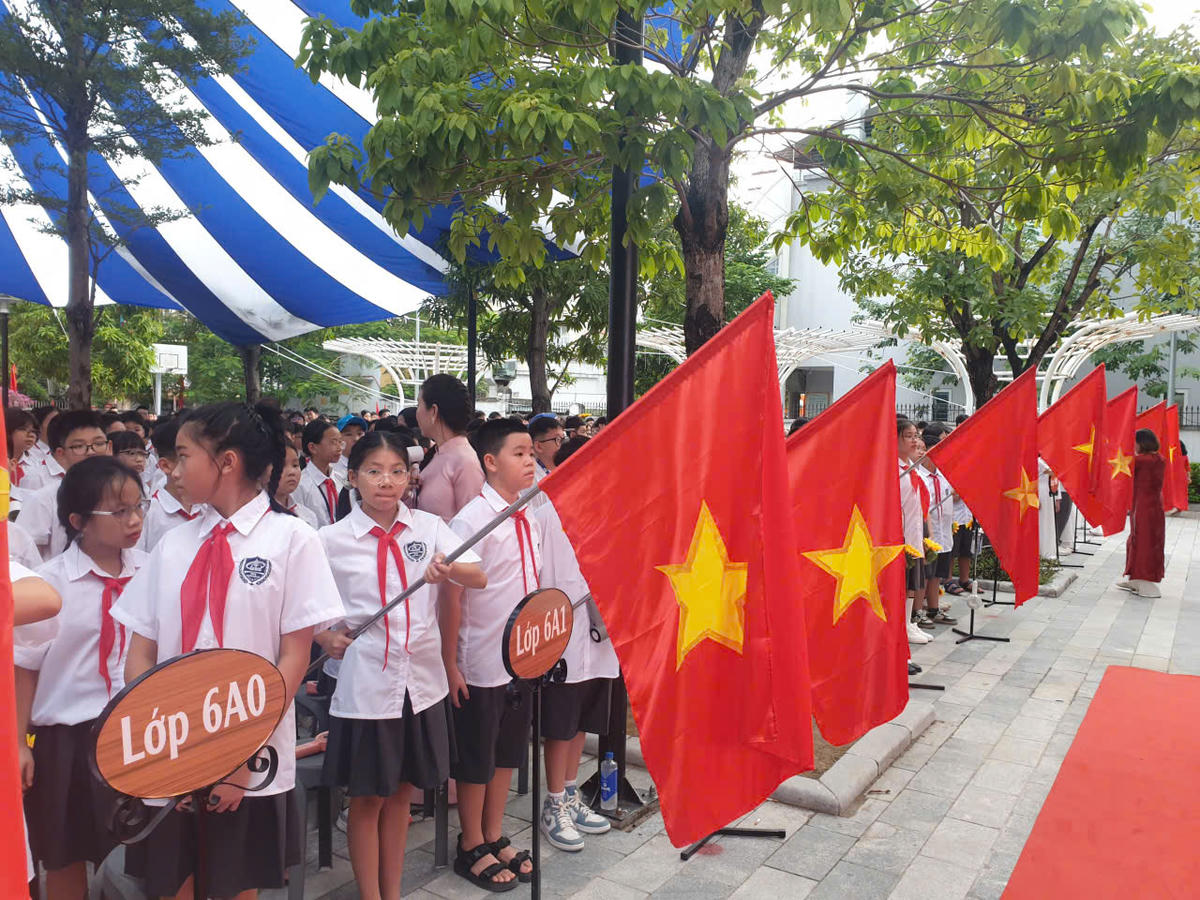 Cô và trò Trường THCS Kim Giang đón năm học mới.