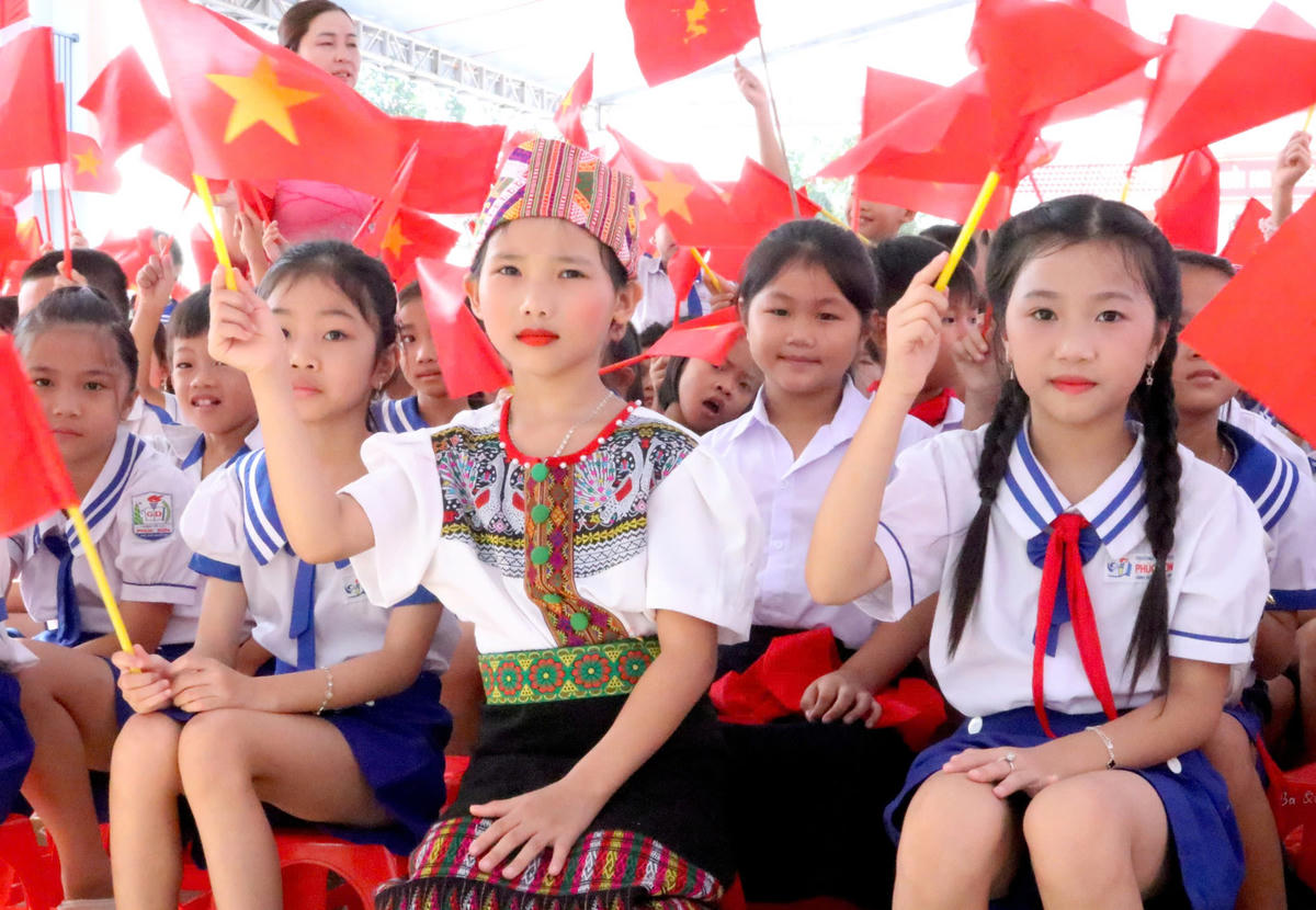 Niềm vui của các học sinh xã Anh Sơn trong ngôi trường mới. Ảnh: ĐB