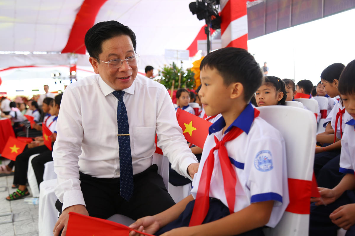 Ủy viên Ban Chấp hành Trung ương Đảng, Phó Bí thư Tỉnh ủy, Chủ tịch UBND tỉnh An Giang Hồ Văn Mừng thăm hỏi học sinh xã biên giới Giang Thành. Ảnh: Thanh Tiến 