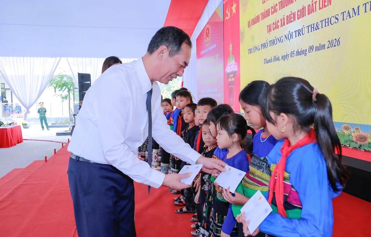 Ông Trịnh Tuấn Sinh, Phó Bí thư Tỉnh ủy, Chủ tịch Ủy ban MTTQ tỉnh Thanh Hóa trao quà cho các học sinh Trường nội trú liên cấp Tiểu học và THCS Tam Thanh.