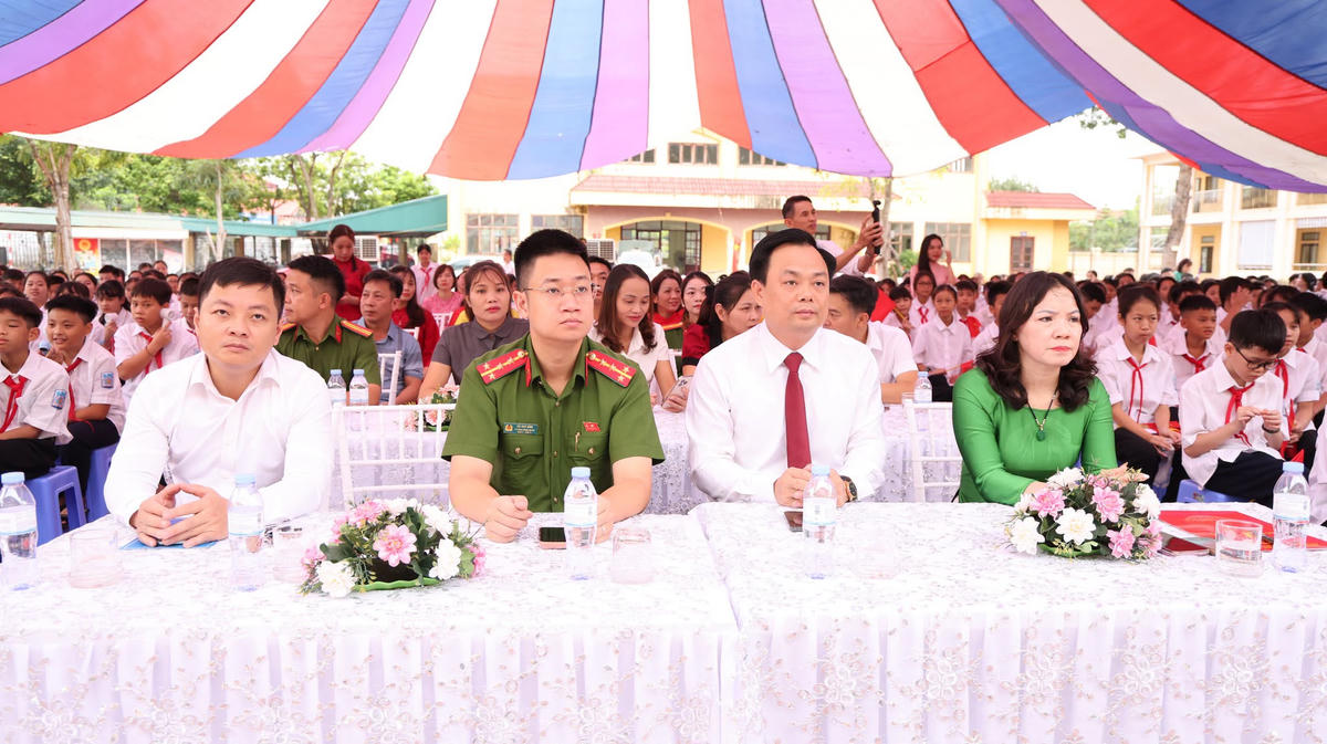 Các đại biểu tại Lễ ra mắt mô hình“Trường học văn minh - Cộng đồng gắn kết”. Ảnh: TL