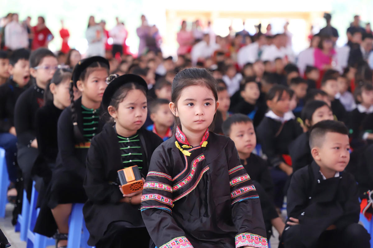 Các em học sinh Trường Phổ thông nội trú liên cấp Tiểu học và THCS Thanh Thủy trong ngày khai giảng năm học mới.