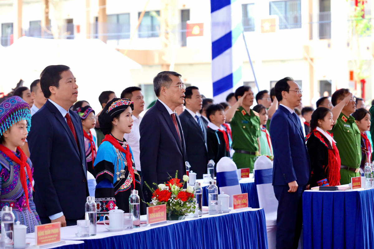 Thủ tướng Chính phủ Lê Minh Hưng và đại biểu thực hiện nghi thức chào cờ. Ảnh: Đoàn Bắc