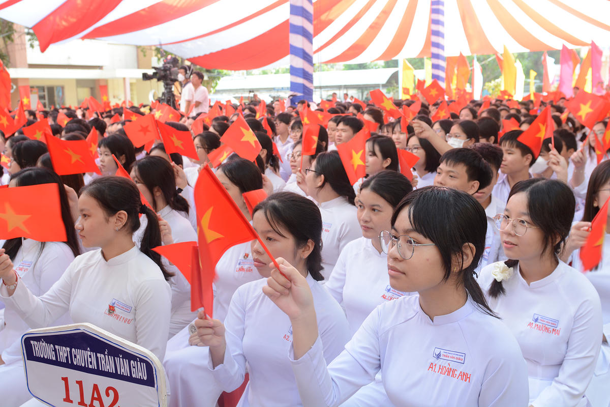 Niềm vui của các em học sinh Trường THPT Chuyên Trần Văn Giàu ngày khai giảng. Ảnh: L.T.