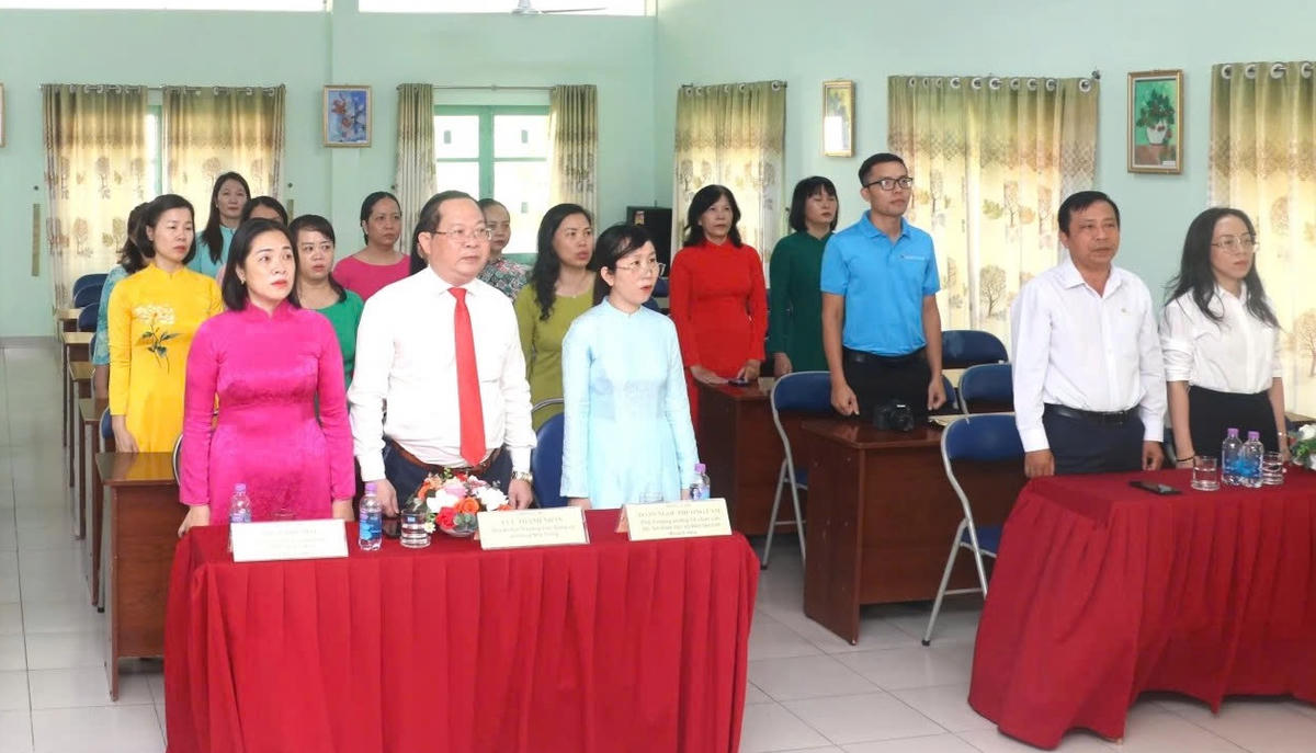 Các đại biểu tham dự lễ khai giảng trực tuyến toàn quốc tại Trường Mầm non Nha Trang.