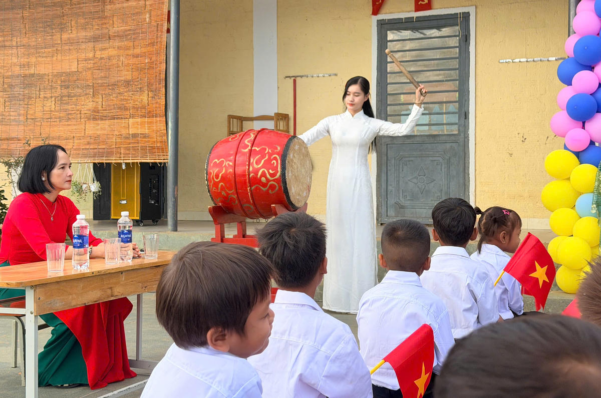 Cô Trà Thị Thu đánh trống khai giảng năm học mới 2026-2027. Ảnh: TH.