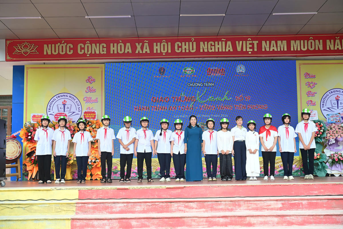 Học sinh trường THCS Lưu Kiếm phấn khởi nhận mũ bảo hiểm sau lễ khai giảng năm học mới. 