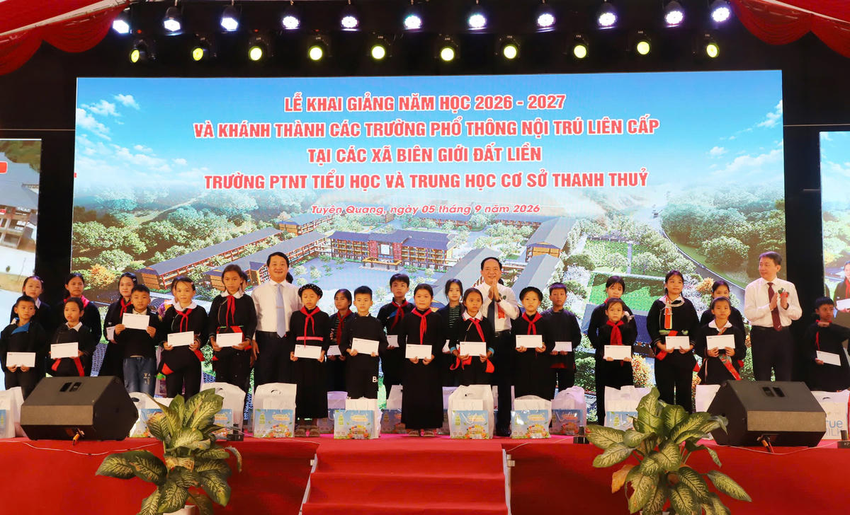 Lãnh đạo Ban Tuyên giáo Trung ương và lãnh đạo tỉnh Tuyên Quang tặng quà cho các em học sinh Trường Phổ thông nội trú Tiểu học và THCS Thanh Thủy.