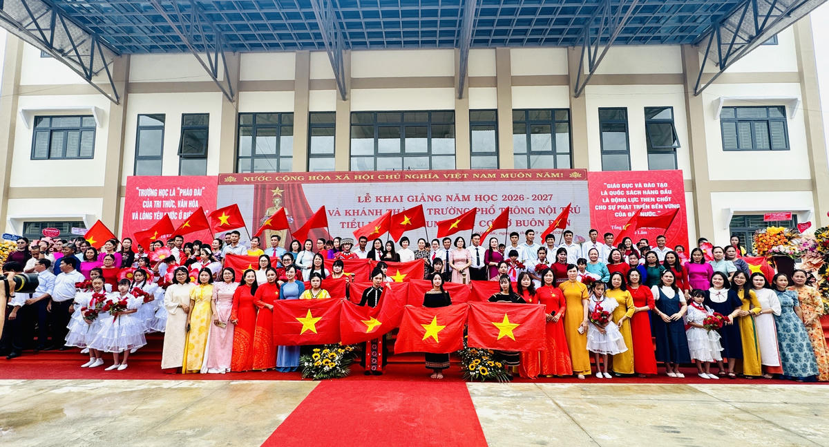 Thầy trò Trường Phổ thông nội trú Tiểu học và THCS Buôn Đôn, xã Buôn Đôn chụp ảnh lưu niệm trong ngày khai giảng năm học mới. Ảnh: Thanh Nga.