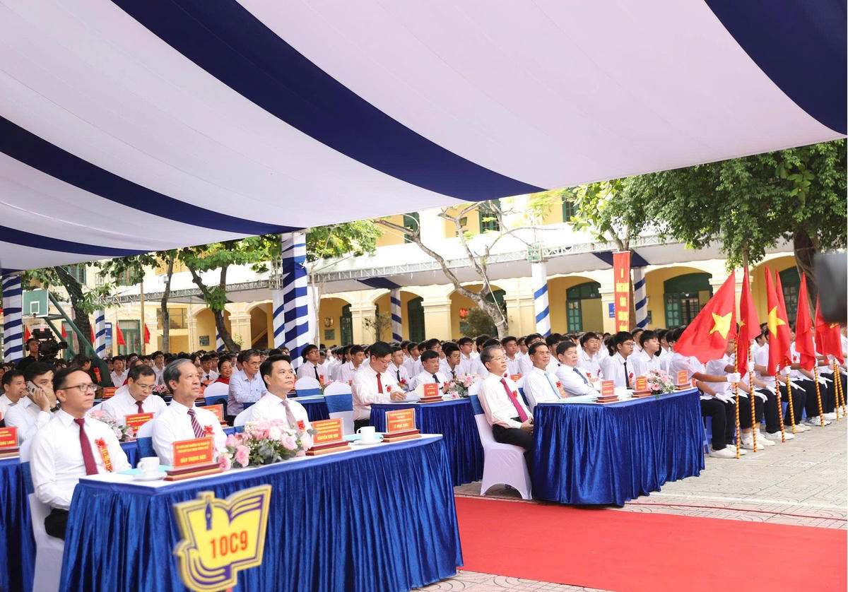 Ông Nguyễn Văn Quảng, Bí thư Trung ương Đảng, Chánh án Tòa án nhân dân tối cao dự lễ khai giảng tại trường THPT Ngô Quyền (TP Hải Phòng). Ảnh: PT.