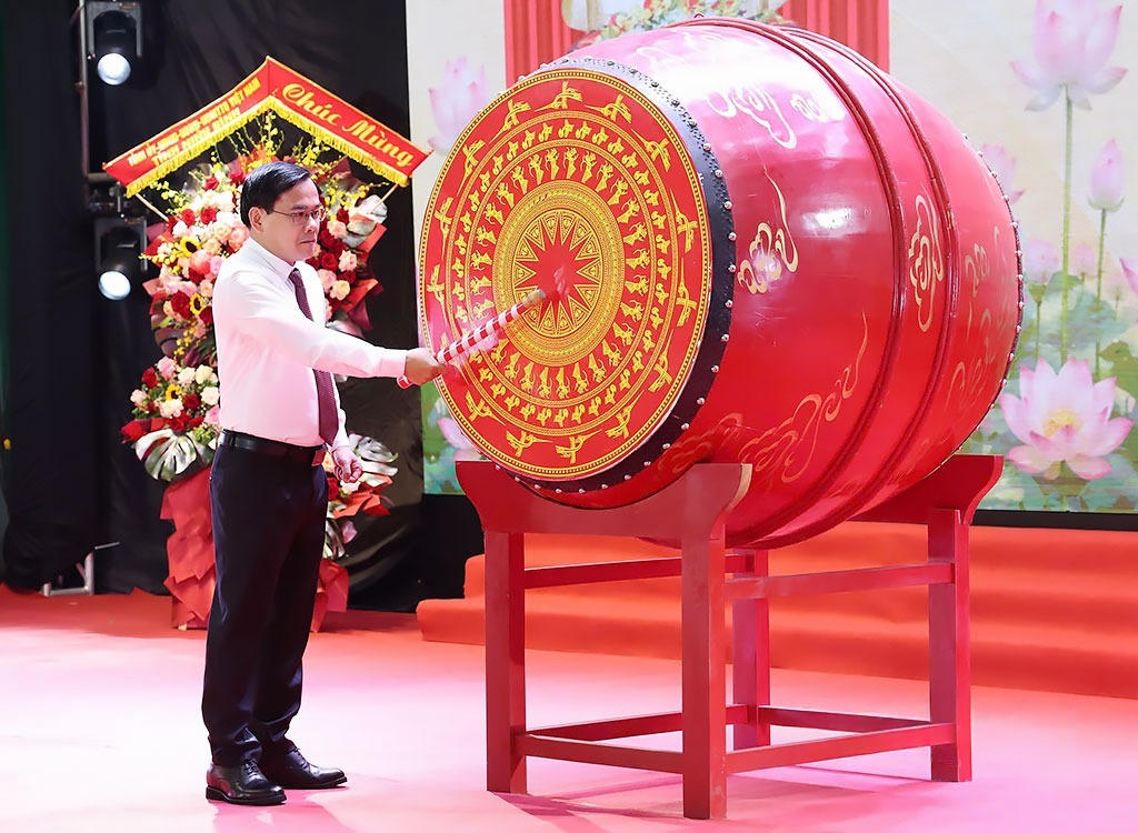 Thầy giáo Hoàng Hải Nam, Hiệu trưởng Trường THPT chuyên Lương Văn Tụy đánh trống khai giảng. Ảnh: M.Q