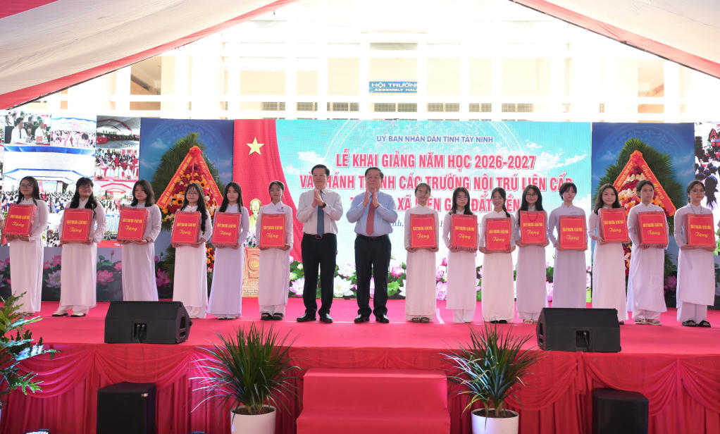 Đại tướng Nguyễn Trọng Nghĩa và nguyên Phó Thủ tướng Mai Văn Chính trao quà học sinh nghèo vượt khó. Ảnh: K.Đ.