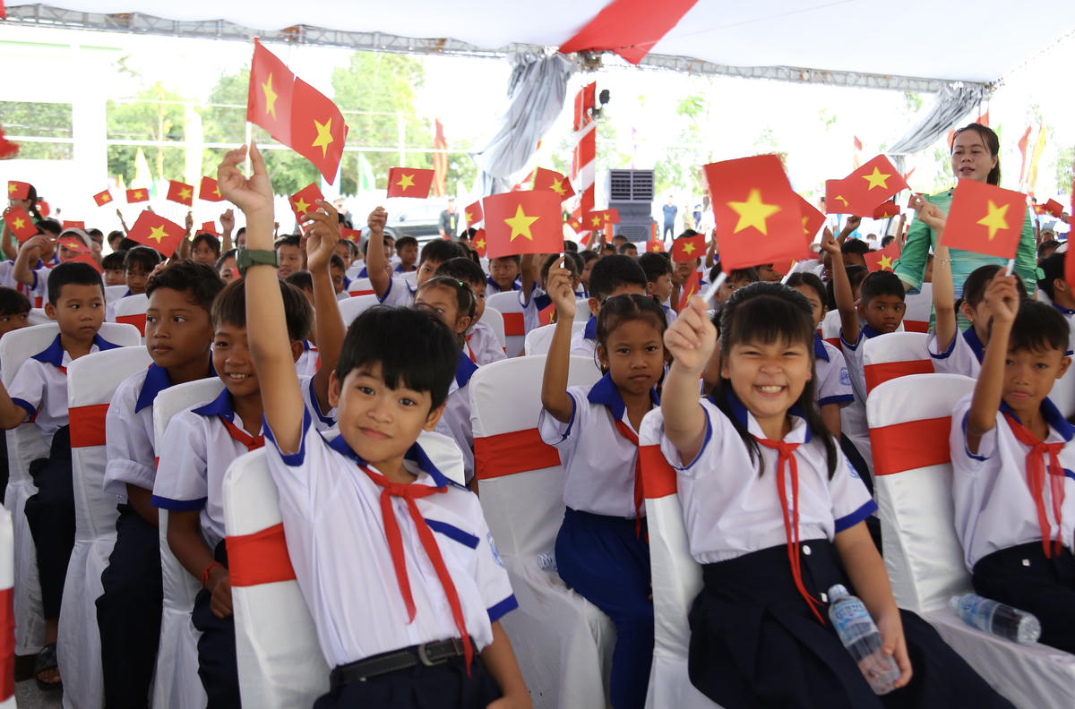 Học sinh xã biên giới Giang Thành, tỉnh An Giang háo hức chào mừng năm học mới. Ảnh: Thanh Tiến 