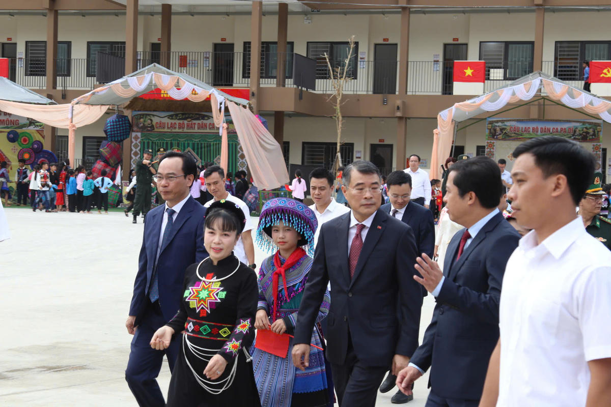 Thủ tướng Lê Minh Hưng đến tham dự Lễ khai giảng năm học 2026-2027 và khánh thành các trường Phổ thông nội trú liên cấp tại các xã biên giới đất liền tại điểm cầu trung tâm Trường Phổ thông Nội trú Tiểu học và THCS Mường Khương. Ảnh: N.H.