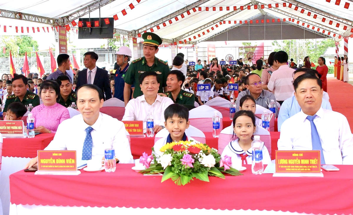 Đồng chí Lương Nguyễn Minh Triết, Ủy viên Trung ương Đảng, Bí thư Tỉnh ủy Đắk Lắk dự lễ khánh thành và khai giảng năm học mới tại Trường Phổ thông nội trú Tiểu học và THCS Buôn Đôn, xã Buôn Đôn. Ảnh: TT.