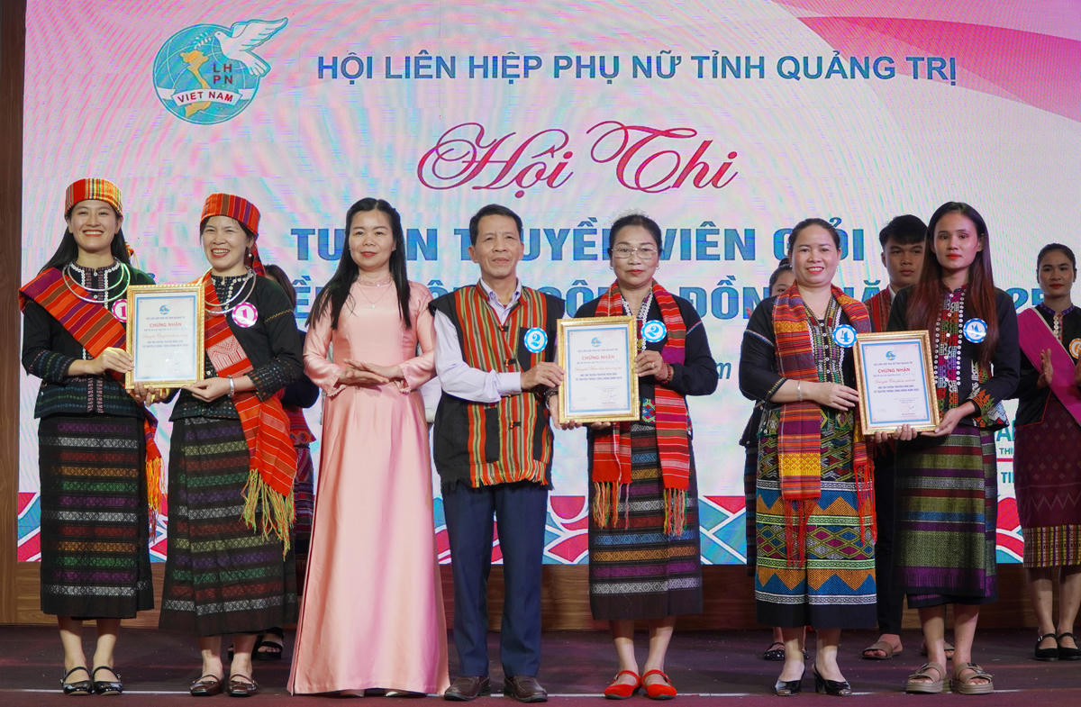 Nâng cao năng lực cho cán bộ nữ DTTS tham gia các vị trí lãnh đạo trong hệ thống chính trị là một trong những nội dung quan trọng của Dự án 8. Ảnh: Xuân Thi