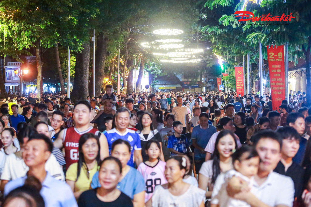 Chương trình được tổ chức liên tục trong bốn tối thứ Bảy. Đến đêm 16/8 âm lịch sẽ diễn ra đêm chung kết, với màn diễu hành của toàn bộ 25 mô hình đèn quanh Thành cổ Sơn Tây.