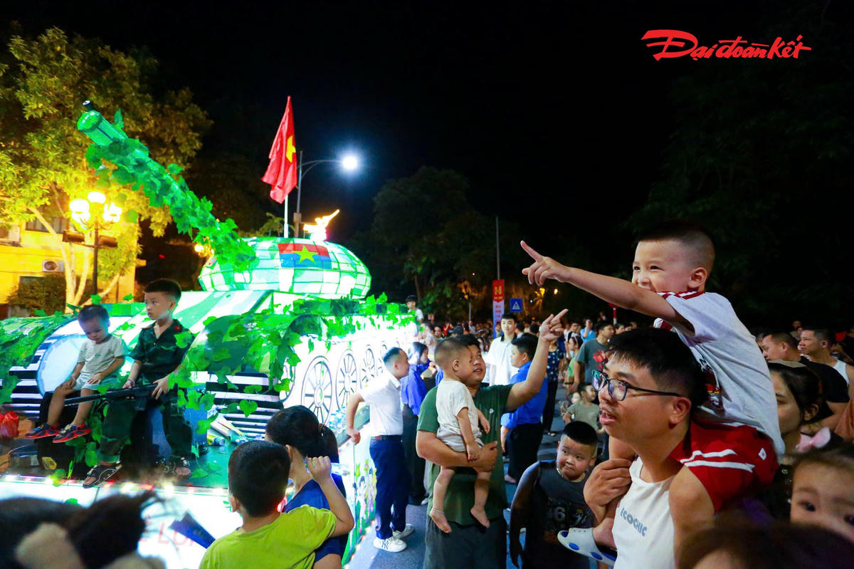 Đằng sau mỗi mô hình không chỉ là công sức tạo hình, trang trí mà còn là một câu chuyện về quê hương. Những hình ảnh, biểu tượng văn hóa được người dân đưa vào mô hình đèn theo cách sinh động, giúp các giá trị quen thuộc của Sơn Tây đến gần hơn với người dân, đặc biệt là trẻ nhỏ.