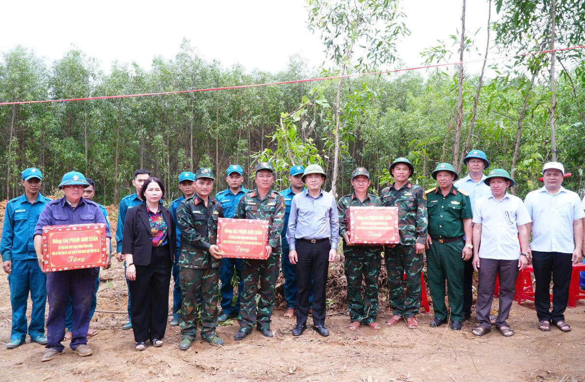 Chủ tịch UBND tỉnh Gia Lai Phạm Tuấn Anh (ở giữa) tặng quà cho lực lượng tìm kiếm hài cốt liệt sĩ. Ảnh: ĐS.