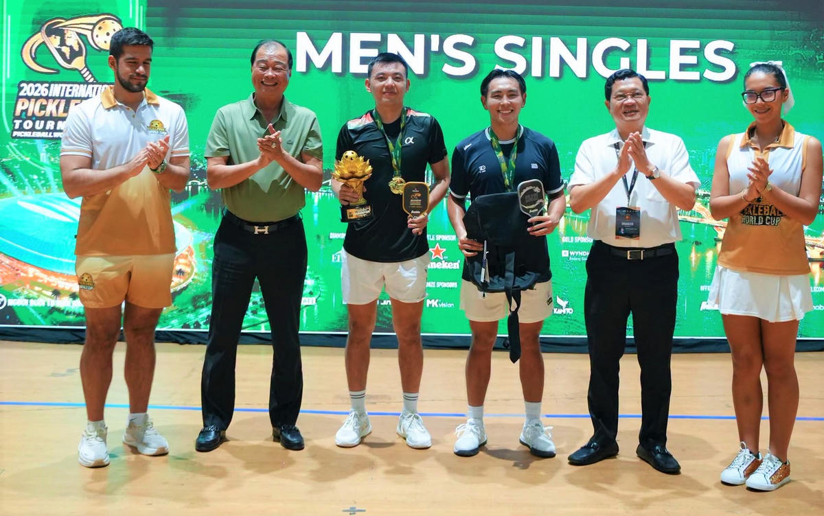 Thiếu tướng Lê Hồng Hiệp, Phó Cục trưởng Cục Công tác chính trị, Bộ Công an (thứ 2, bên trái) trao giải nội dung đơn nam cho vận động viên Lý Hoàng Nam và Phúc Huỳnh. Ảnh: VA.