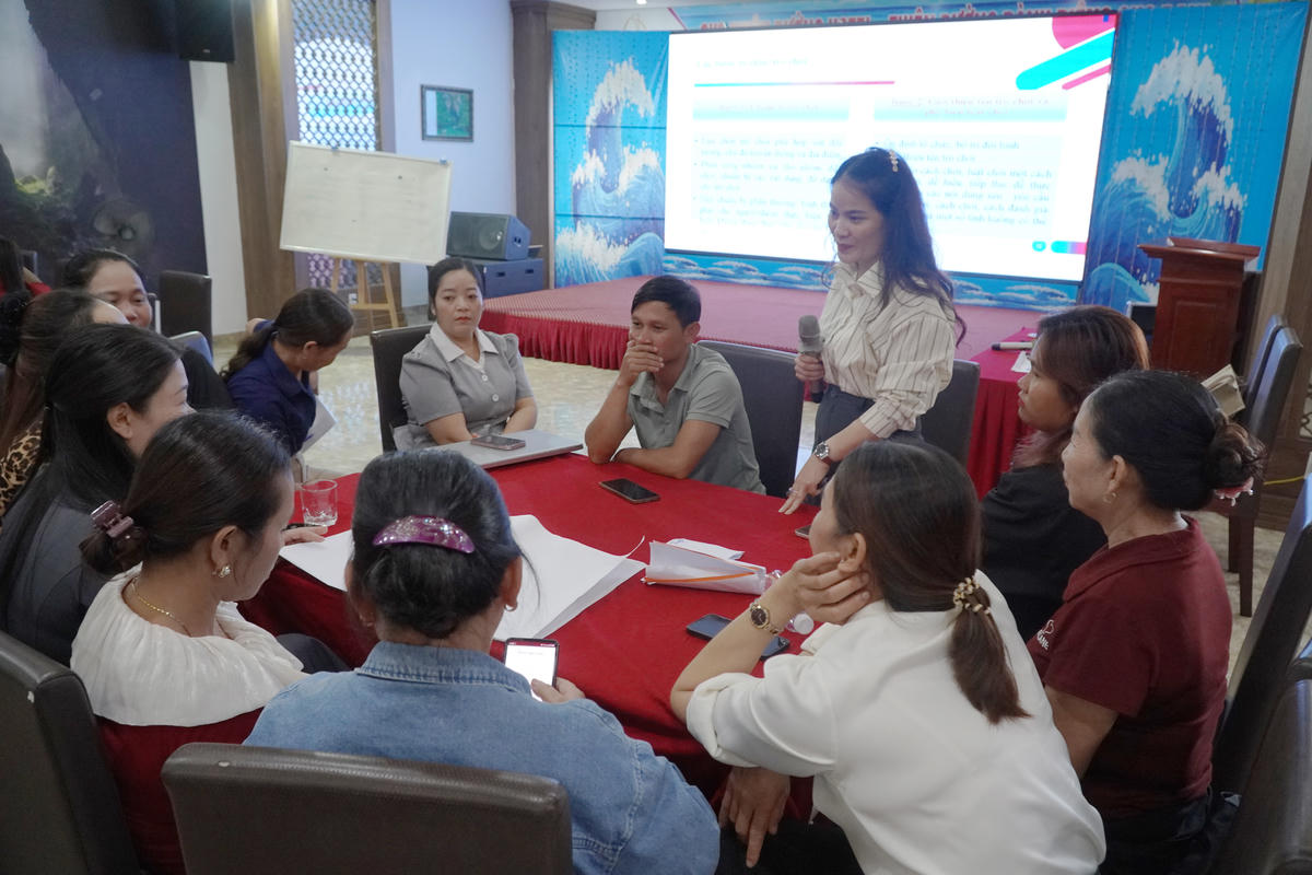 Các tổ tham gia lớp tập huấn nâng cao năng lực, kỹ năng tổ chức đối thoại chính sách cho cán bộ Hội phụ nữ cơ sở và thành viên tham gia hoạt động đối thoại cộng đồng cùng thảo luận. Ảnh: X.T