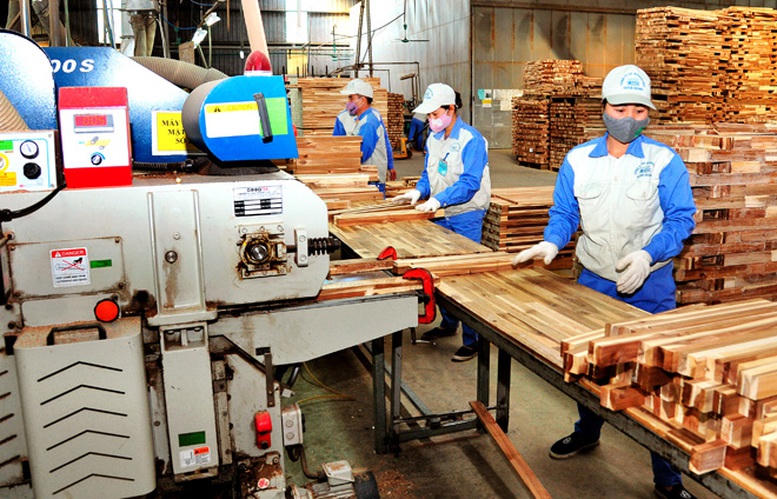 Gỗ xuất khẩu đối diện nhiều thách thức. Ảnh: Đỗ Hương.