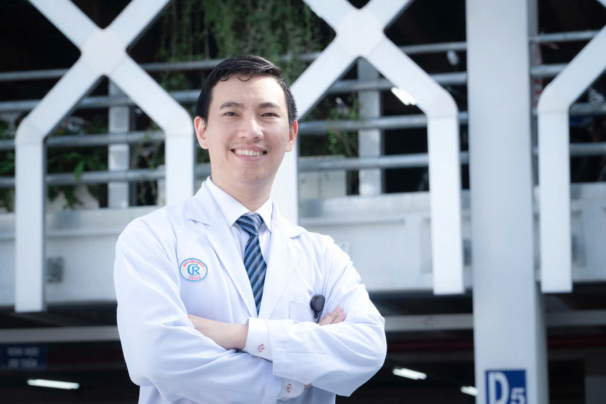 BS Hồ Khánh Thành, Phòng Kế hoạch tổng hợp, Bệnh viện Chợ Rẫy có mặt trên chuyến bay đã đến hỗ trợ sản phụ sinh con. Ảnh: B.H