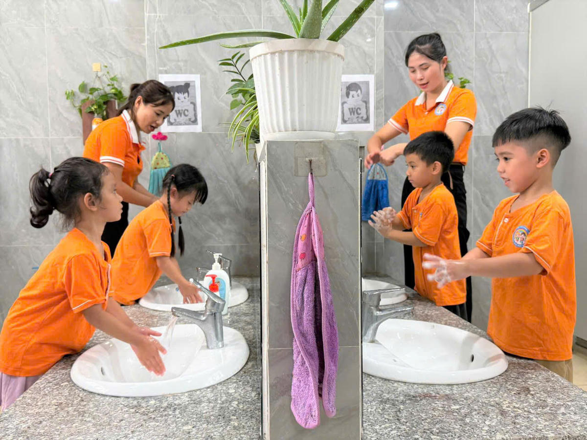 Phòng, chống tay chân miệng bắt đầu từ “3 sạch”. Ảnh: Sở Y tế Hà Nội.