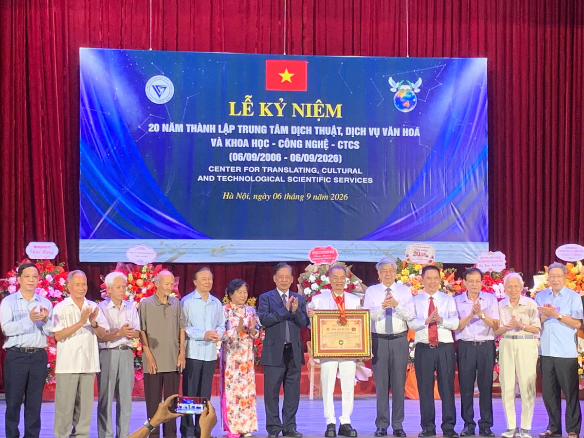 TS Nguyễn Hoàng Điệp, Tổng Giám đốc CTCS, nhận Bằng xác lập Kỷ lục Việt Nam cho công trình “Almanach những nền văn minh thế giới”.
