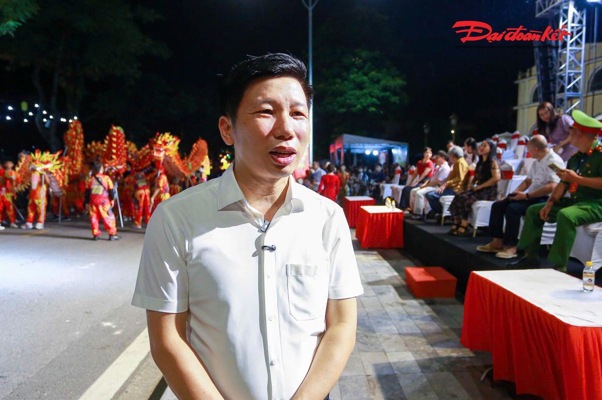 Theo ông Hà Ngọc Quân, Phó Chủ tịch UBND phường Sơn Tây, Trưởng ban Tổ chức Lễ hội Trung thu Thành cổ Sơn Tây 2026, điểm khác biệt lớn nhất của lễ hội năm nay là sự tham gia của toàn dân. 25/25 tổ dân phố trên địa bàn phường đều đăng ký tham gia hội thi mô hình đèn. Mỗi mô hình mang một câu chuyện riêng, thể hiện đặc điểm, bản sắc và những giá trị văn hóa gắn với từng tổ dân phố.
