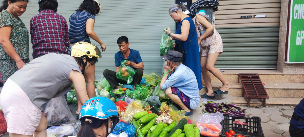 Do ảnh hưởng mưa, bão giá rau xanh tại Hà Nội nhích tăng. Ảnh: T.B