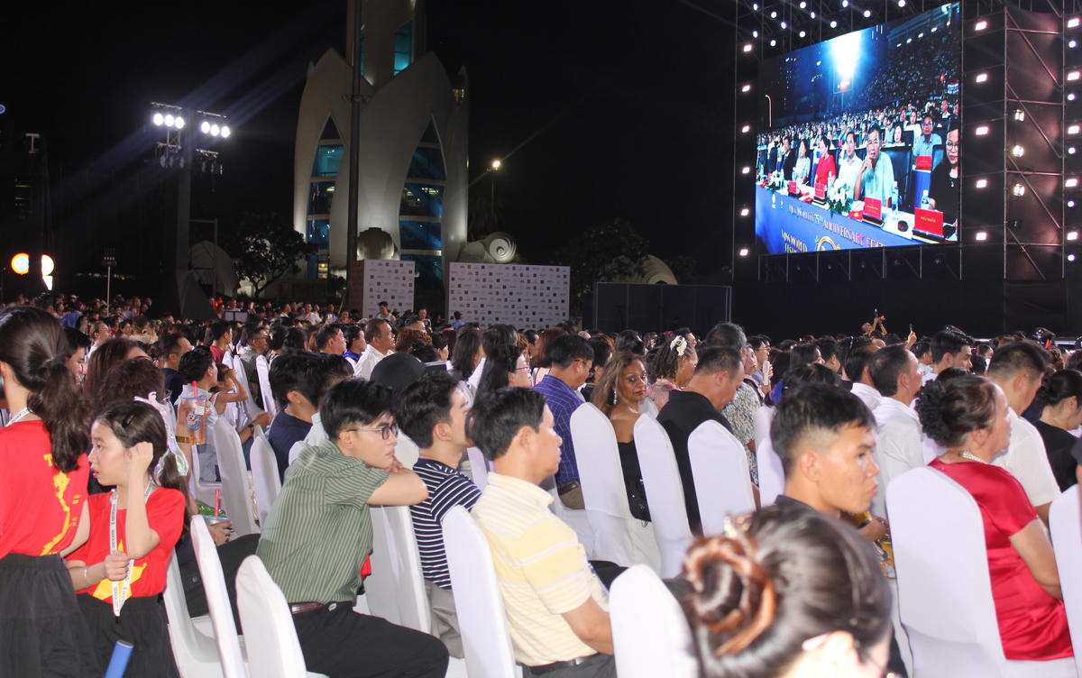Người dân và du khách tham dự đêm chung kết Miss World 2026.