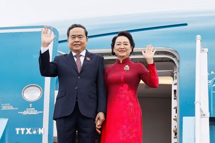 Chủ tịch Quốc hội Trần Thanh Mẫn và Phu nhân rời Hà Nội, lên đường thăm chính thức Hàn Quốc và Mông Cổ. (Ảnh: Doãn Tấn/TTXVN)