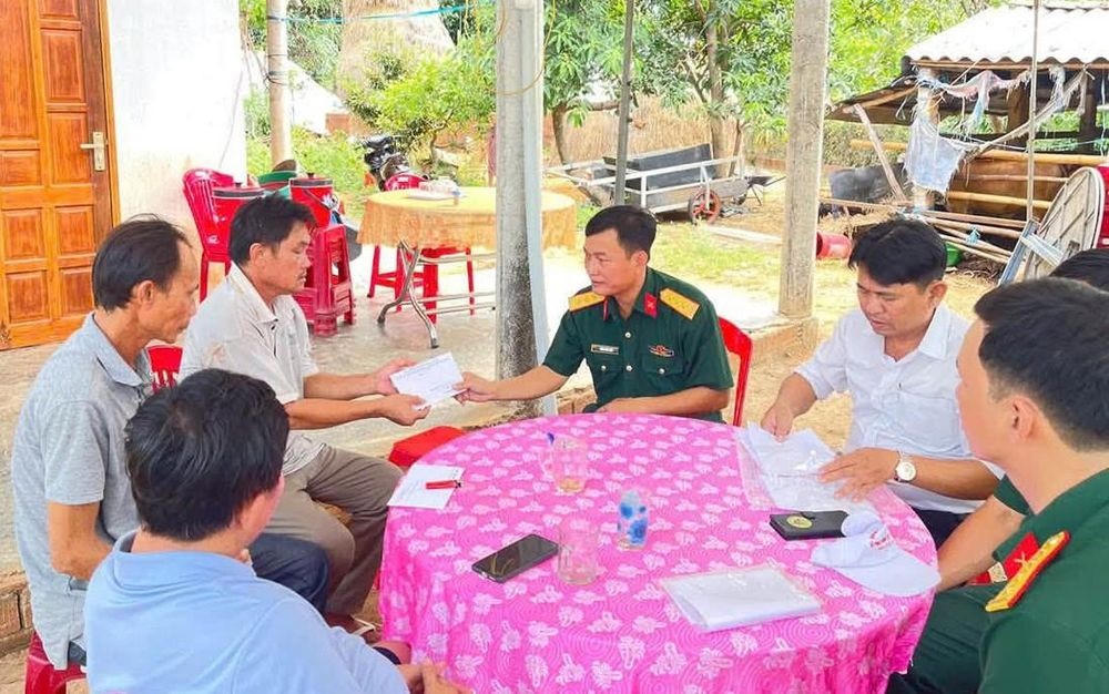 Lãnh đạo Ban CHQS xã Núi Thành thăm, tặng quà thân nhân ngư dân gặp nạn trên biển. Ảnh: QS.