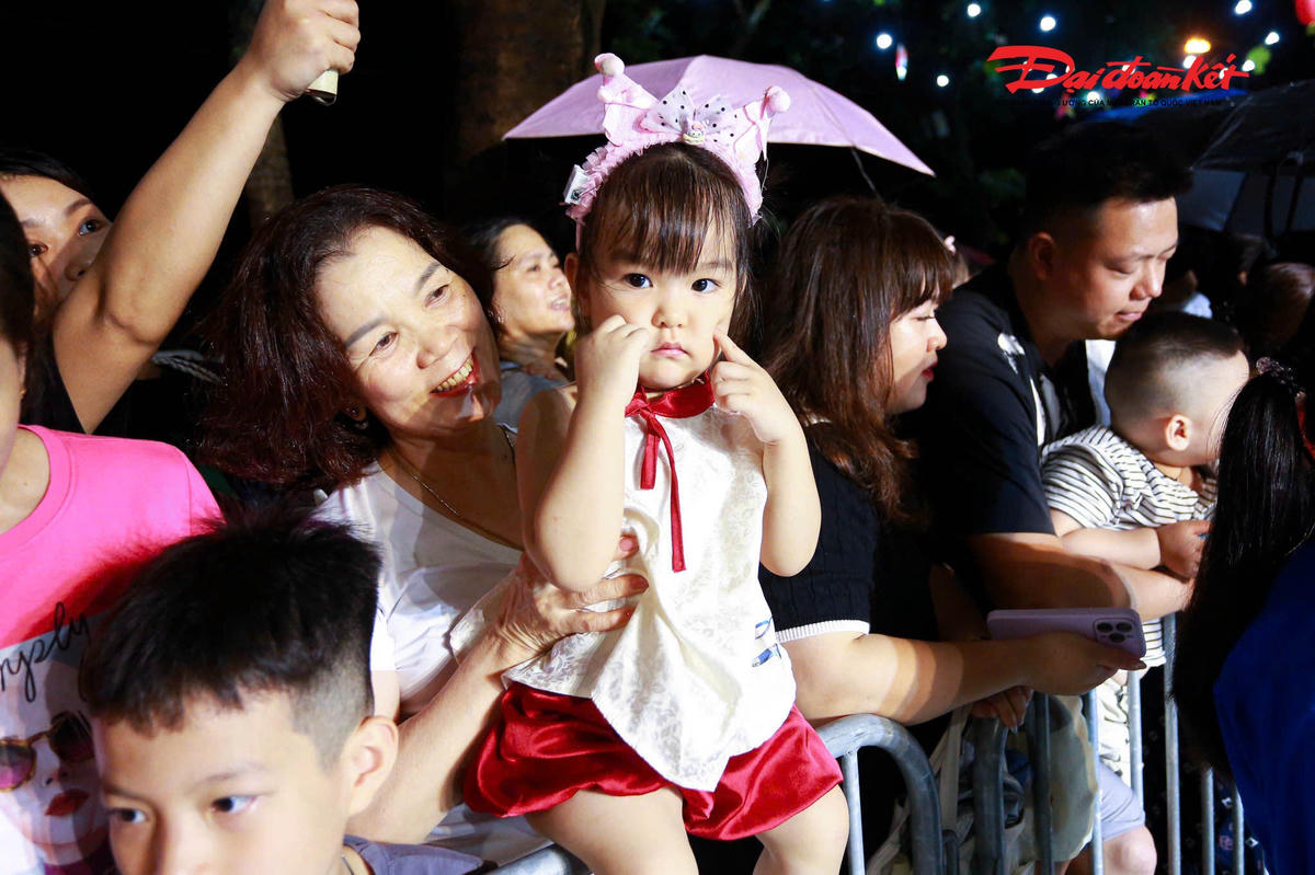 Chị Chu Thị Lan Anh, người dân Sơn Tây cho biết, chị ấn tượng với những mô hình đèn có kích thước lớn và được người dân tự tay thực hiện.