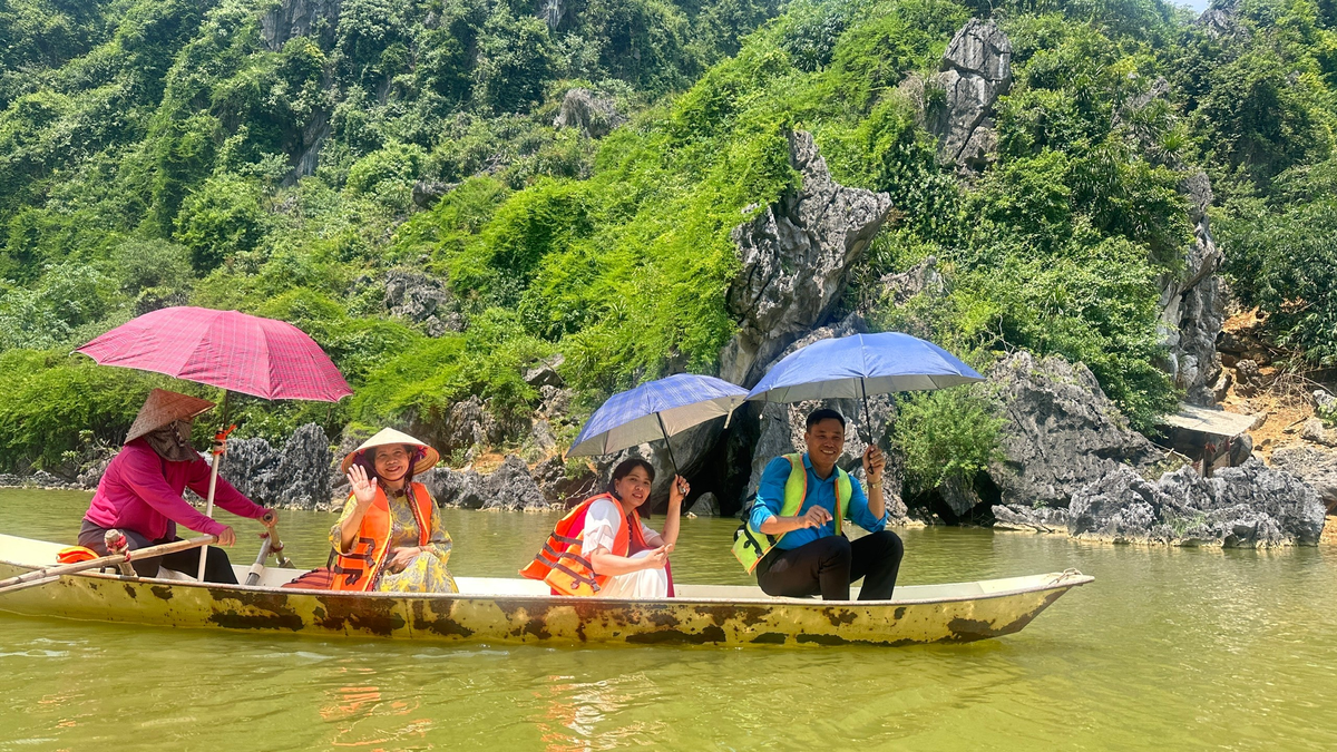 Trong chương trình livestream, khán giả còn được trải nghiệm Hồ Quan Sơn qua những hình ảnh ghi hình trực tiếp trên thuyền. Ảnh: Thúy Hiền