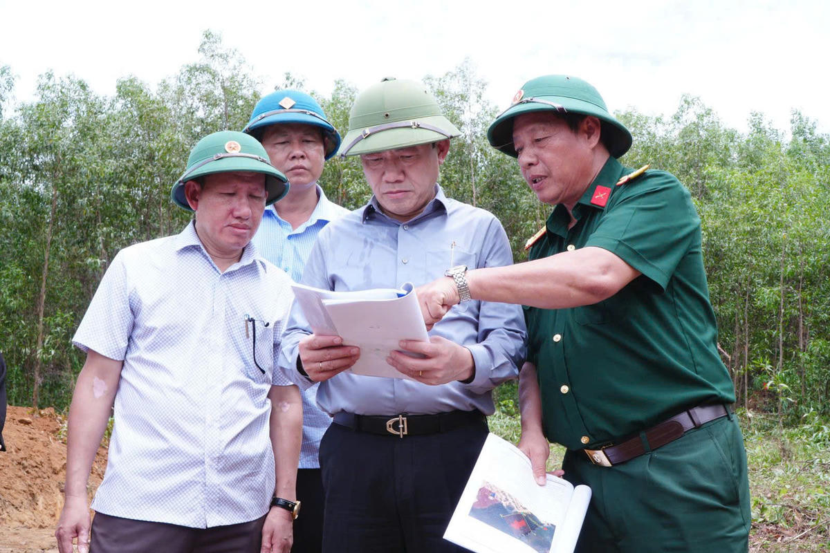 Chủ tịch UBND tỉnh Gia Lai Phạm Tuấn Anh kiểm tra công tác tìm kiếm hài cốt liệt sĩ. Ảnh: ĐS.