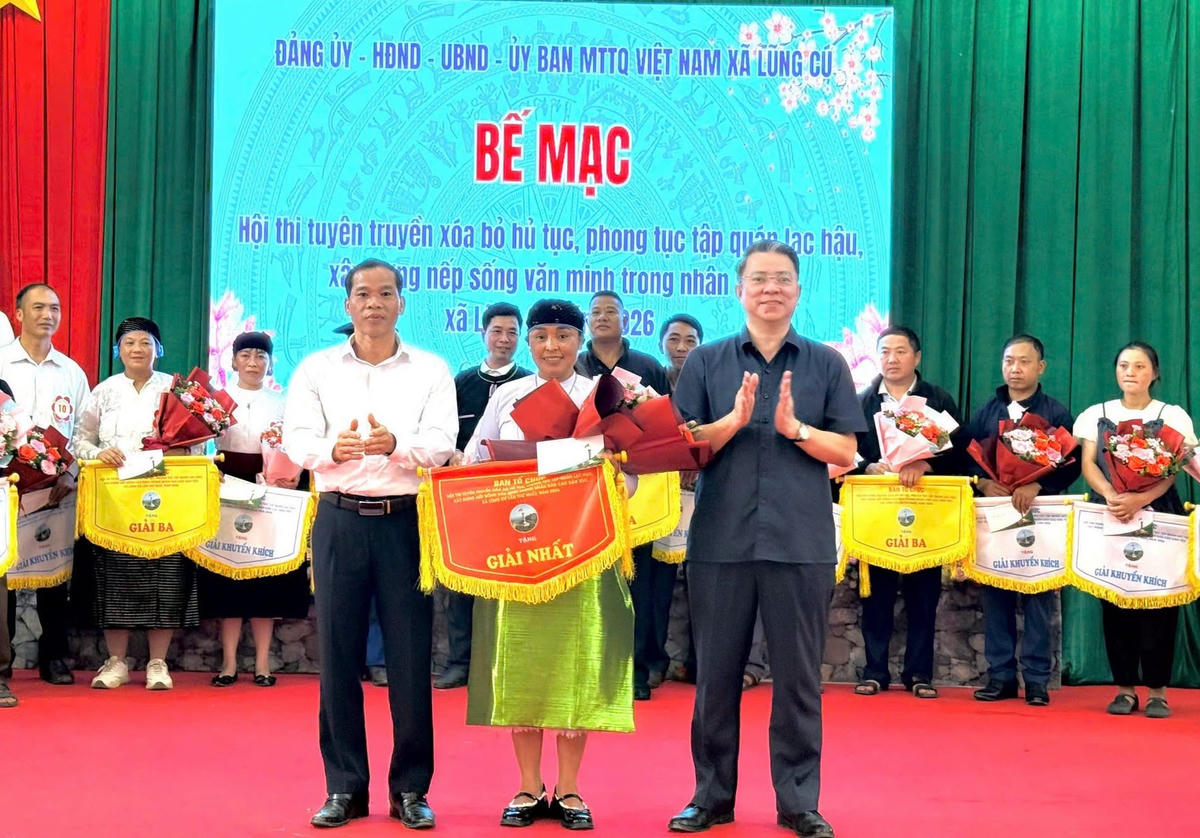Trưởng ban Tuyên giáo Tỉnh ủy Tuyên Quang Trần Mạnh Lợi dự và trao giải tại Hội thi xóa bỏ hủ tục, phong tục tập quán lạc hậu, xây dựng nếp sống văn minh tại xã vùng biên Lũng Cú.