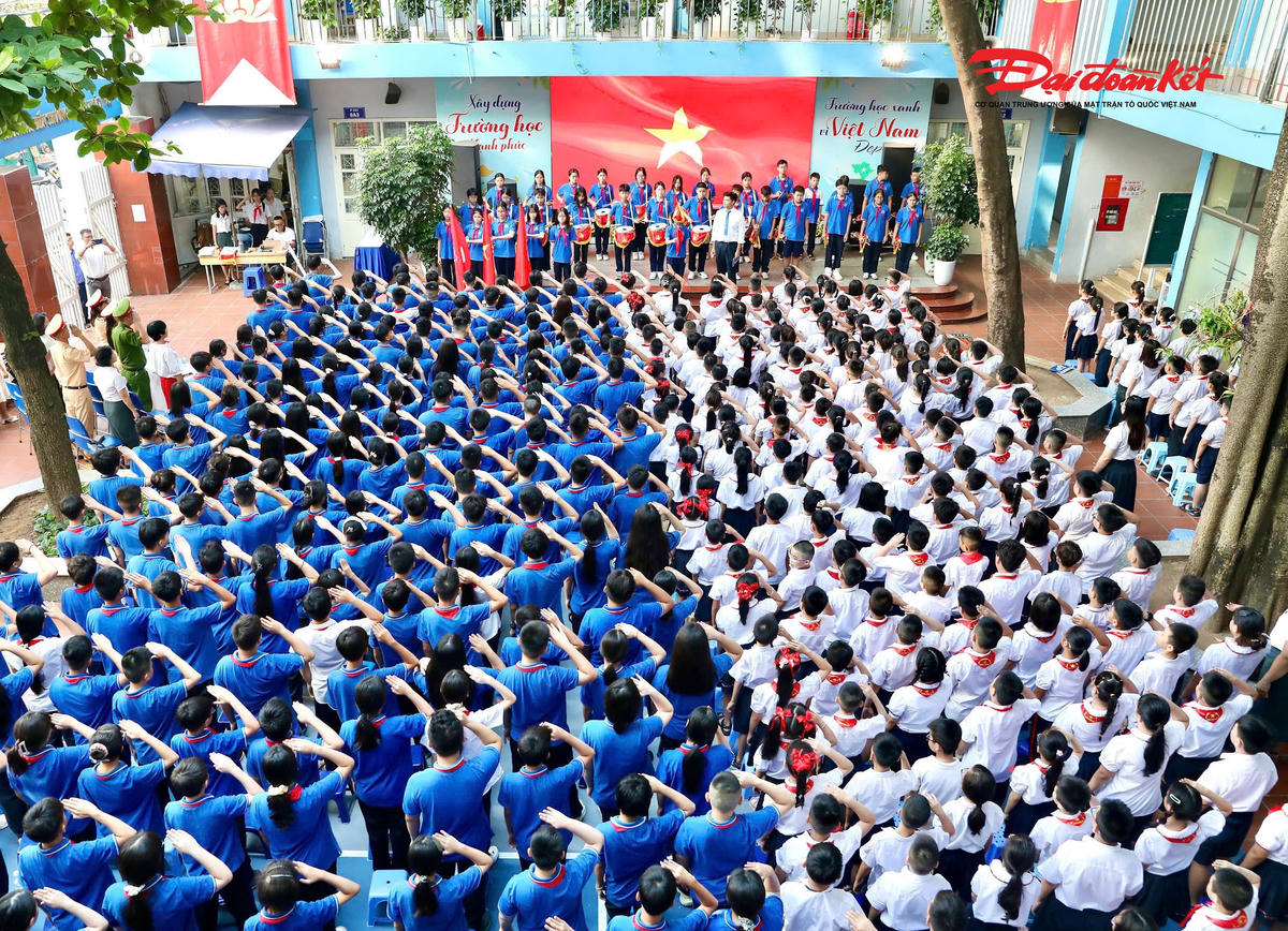 Học sinh được CSGT hướng dẫn kỹ năng xử lý các tình huống nguy hiểm khi tham gia giao thông.