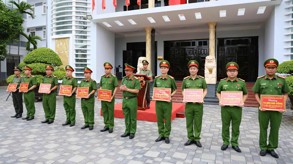 Đại tá Nguyễn Hà Lai (ở giữa), Phó Giám đốc Công an TP Đà Nẵng trao thưởng nóng cho các tập, cá nhân có thành tích xuất sắc. Ảnh: CA Đà Nẵng.