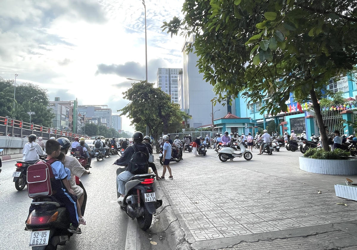 Tuyến đường phía trước Trường Tiểu học Trần Quốc Tuấn (phường Bảy Hiền) khá thông thoáng. Ảnh: Đ.Xá.