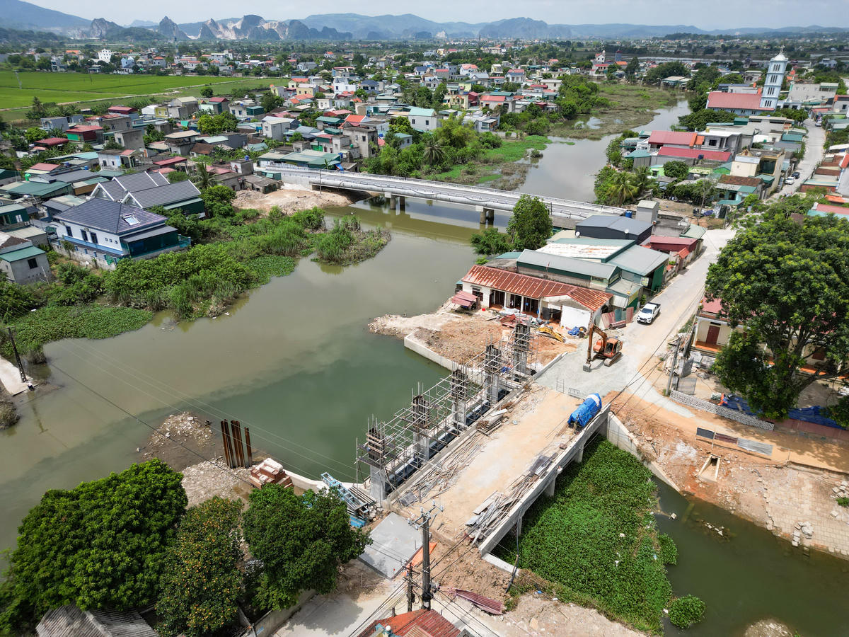 Các hạng mục chính gồm nâng cấp kênh và công trình trên kênh Hưng Long; xây dựng công trình điều tiết nước trên kênh Chiếu Bạch; nạo vét lòng dẫn và xây dựng công trình trên sông Tống, sông Hoạt; nâng cấp, gia cố tuyến kênh Đông Quang cùng các kênh nhánh N1, N2; nâng cấp đê tả sông Hoạt dài 2,14km. Ảnh: Đình Minh