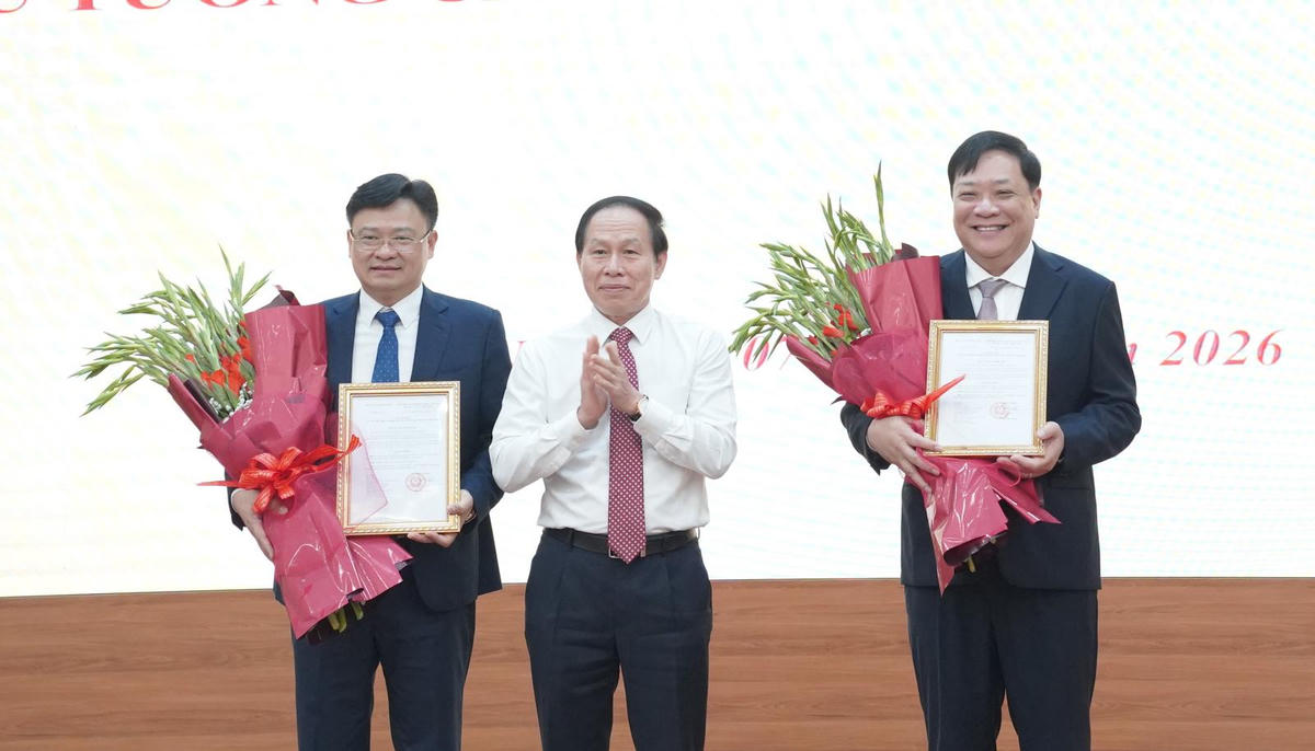 Phó Thủ tướng Lê Tiến Châu trao quyết định của Thủ tướng Chính phủ và tặng hoa chúc mừng hai tân Phó Tổng Thanh tra Chính phủ. Ảnh: Huy Hiệu