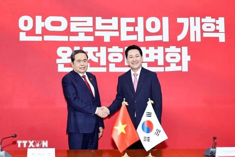 Chủ tịch Quốc hội Trần Thanh Mẫn tiếp Chủ tịch Đảng Sức mạnh Quốc dân (PPP) Jang Dong Hyeok. (Ảnh: Doãn Tấn/TTXVN)