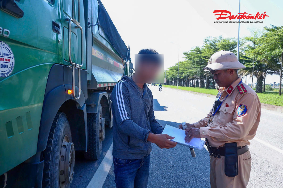 CSGT lập biên bản xử lý cả tài xế và chủ xe do đưa phương tiện không đủ điều kiện tham gia giao thông.