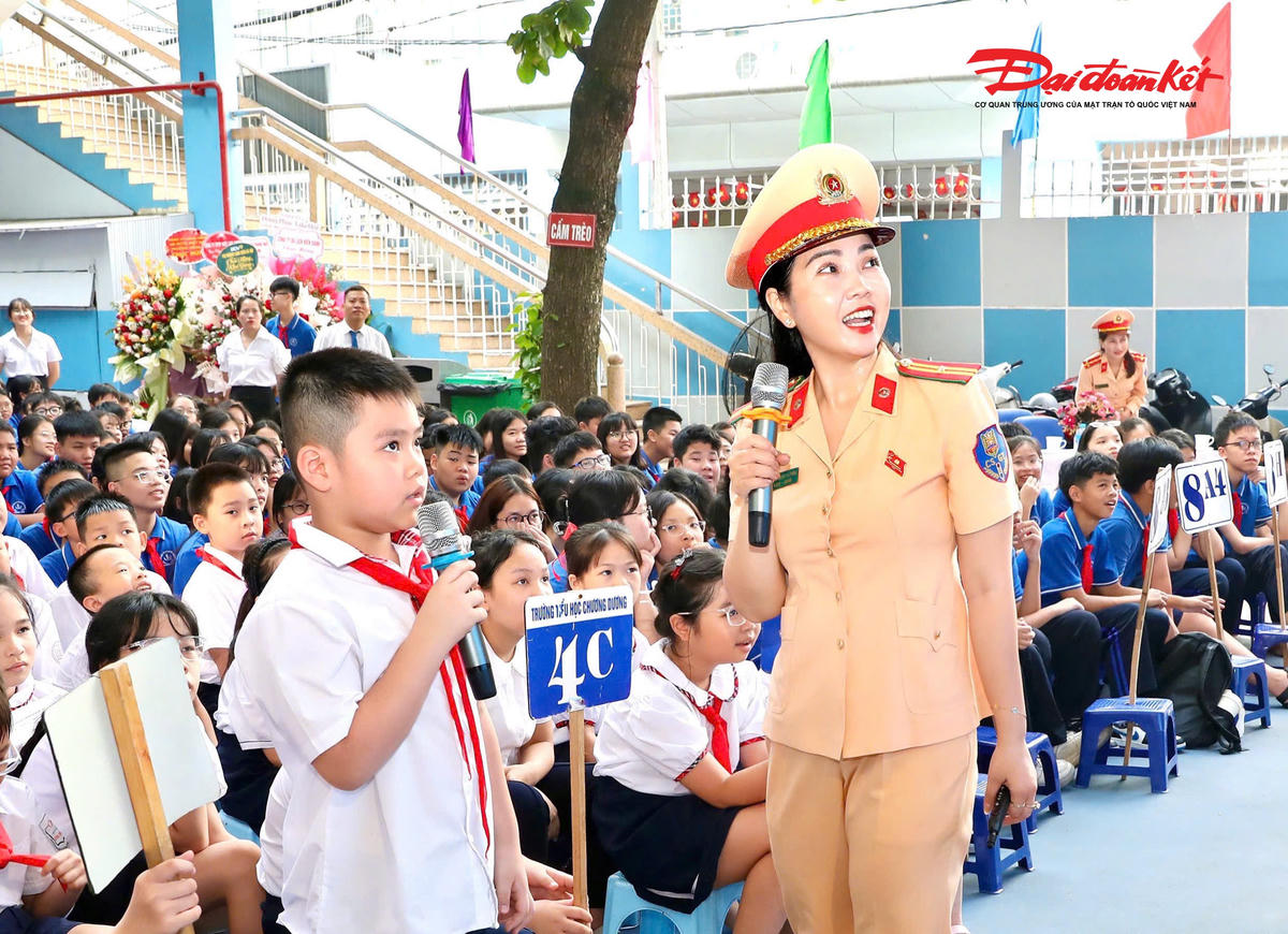 Lực lượng CSGT hướng dẫn học sinh nhận diện điểm mù của các phương tiện kích thước lớn.