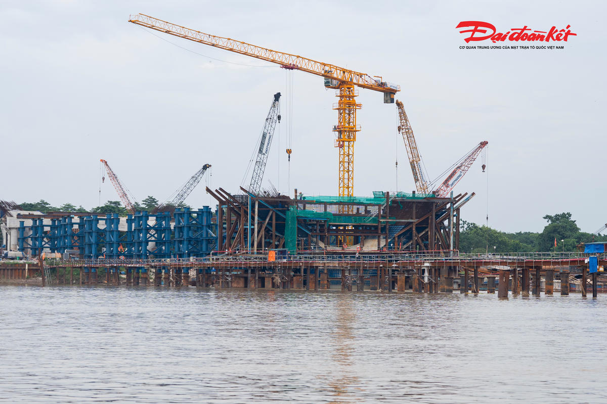 Công trường cầu Trần Hưng Đạo duy trì 28 mũi thi công ngày đêm với 700 người và hơn 120 máy móc, thiết bị.