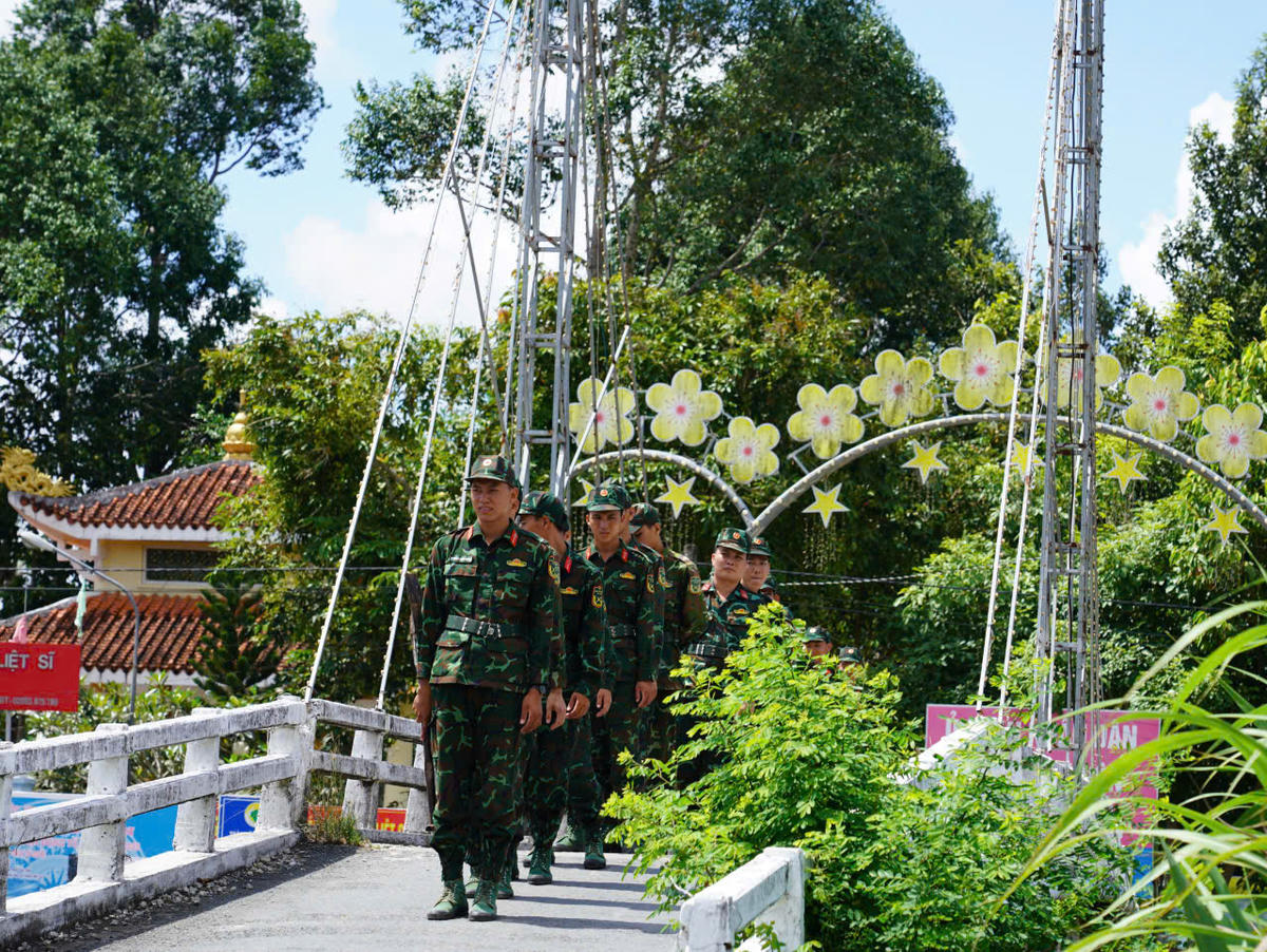 Các lực lượng tham gia hỗ trợ xóa nhà tạm, nhà dột nát tại TP Cần Thơ. Ảnh Thắng Nguyễn