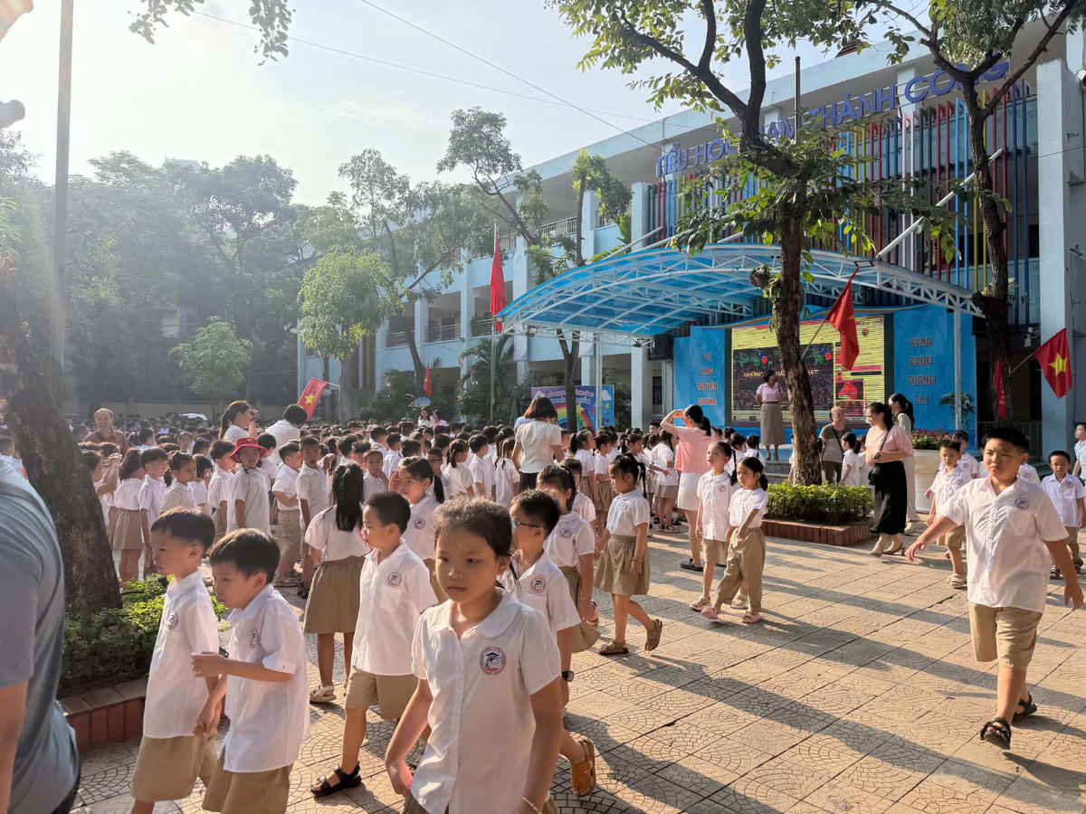 Học sinh Trường Tiểu học Nam Thành Công (Hà Nội) trong ngày học đầu tiên của năm học mới sáng 7/9.